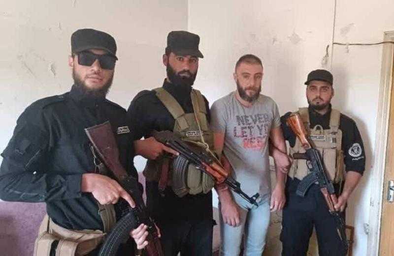 الأمن الداخلي السوري يلقي القبض على مجند سابق بعد انتشار مشاهد لإحراقه بطاقة تسوية وضعه