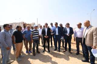 وزير الإسكان يبدأ جولة تفقدية بالعاشر من رمضان ويتفقد الطرق والمحاور ومشروع ديارنا السكني بالمدينة