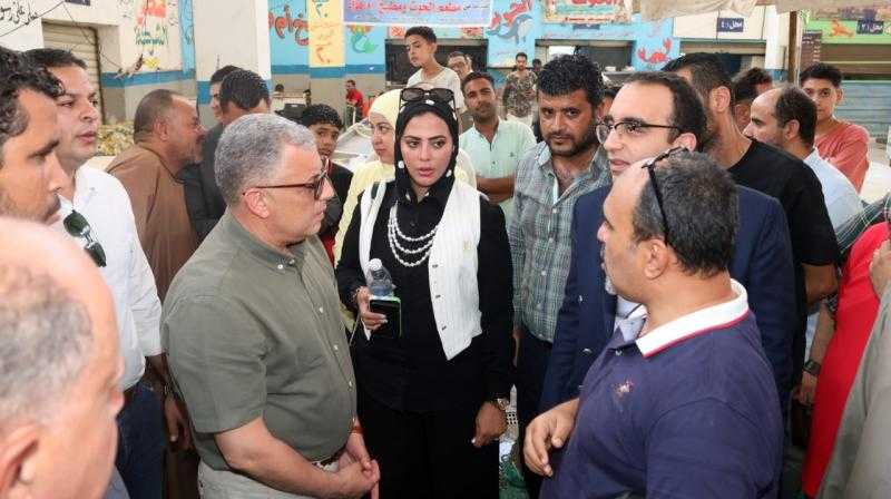محافظ الإسماعيلية في جولة مفاجئة بسوق السمك المطور