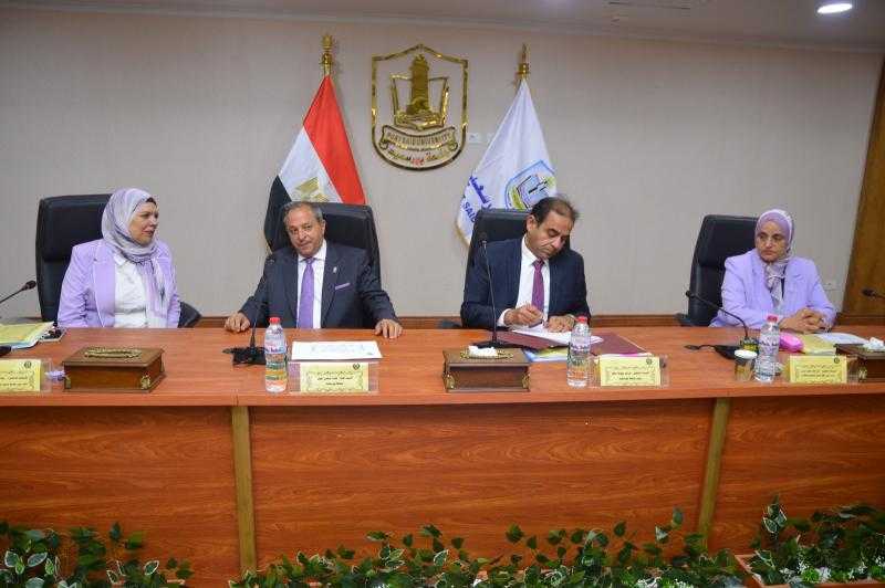 محافظ بورسعيد يشارك في اجتماع مجلس الجامعة
