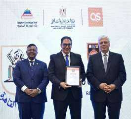 عبد الصادق يتسلم شهادة حصول جامعة القاهرة على المركز الأول في مصر بتصنيف QS الإنجليزي لعام 2025