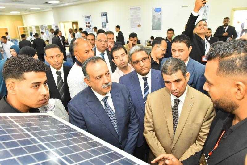 محافظ أسيوط يفتتح معرض مشروعات تخرج طلاب الفرقة الثانية بجامعة أسيوط الجديدة التكنولوجية