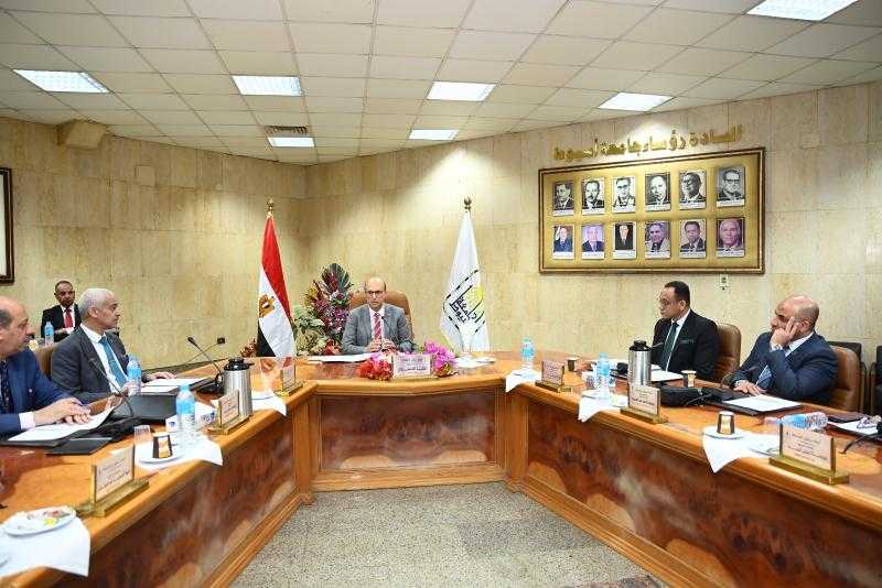 مجلس جامعة أسيوط يعقد اجتماعه الدوري برئاسة رئيس الجامعة