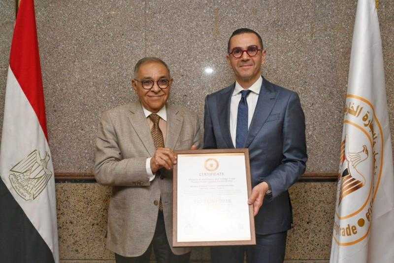 وزير الاستثمار والتجارة الخارجية يتسلم تجديد شهادة المواصفة القياسية الدولية لنظام إدارة المؤسسات التدريبية