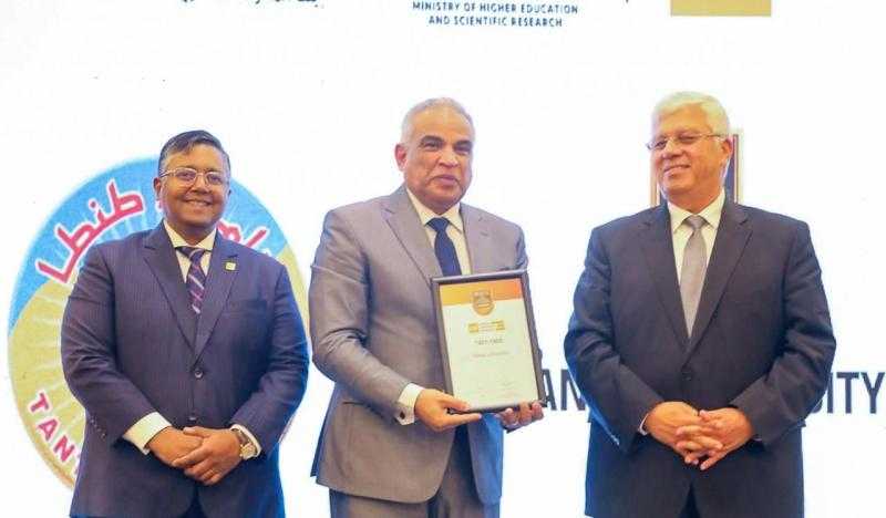 رئيس جامعة طنطا يتسلم شهادة ادراج الجامعة في تصنيف QS للعام ٢٠٢٥