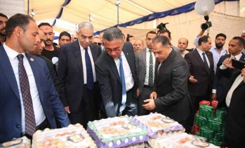 رئيس مجلس أمناء العاشر من رمضان محمد حلمي يرافق وزير التموين في افتتاح سوق اليوم الواحد لتوفير السلع بأسعار مخفضة