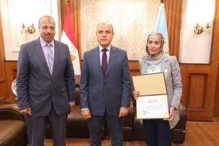 محافظ كفرالشيخ يكرم منى المعداوي لفوزها بجائزة الشارقة للمالية العامة وتمثيلها المشرف لمصر عربياً
