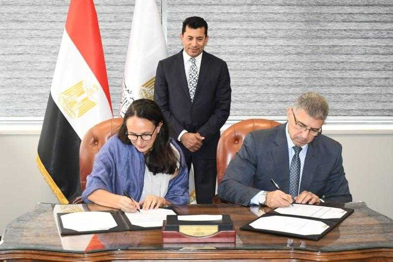 وزير الشباب والرياضة يشهد مراسم توقيع تجديد بروتوكول التعاون مع هيئة ”تردي زووم” لتمكين الشباب وتنمية مهاراتهم