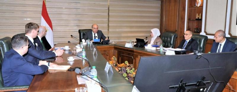 وزير الطيران يلتقي وفد المنظمة الدولية للهجرة لبحث أوجه التعاون