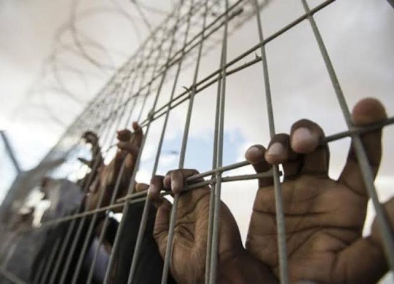 إسرائيل تفرج عن 14 أسيرا من غزة بعد شهور بسجونها