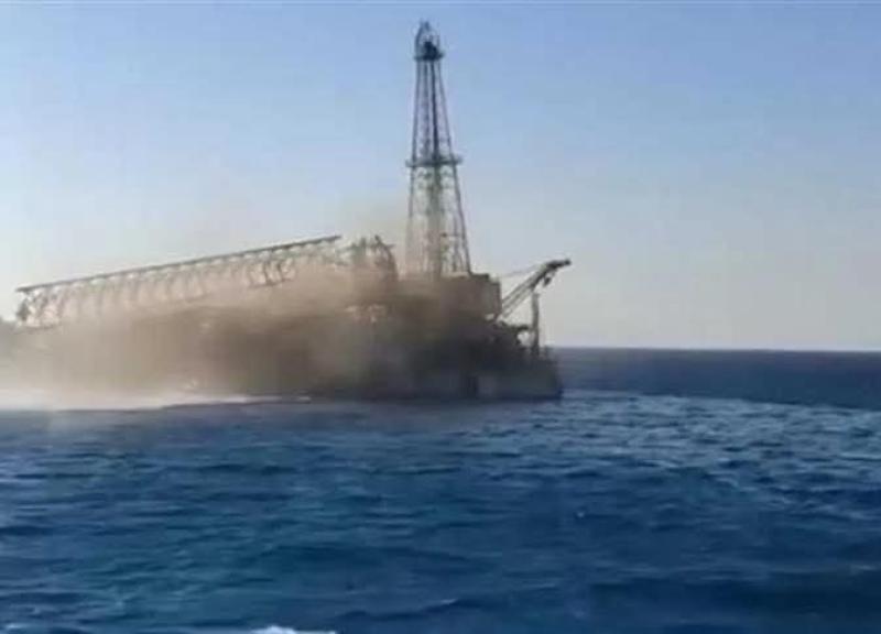  انقلاب البارج البحري "Adam Marine 12" بمنطقة جبل الزيت بخليج السويس