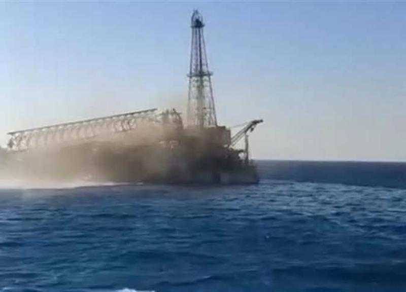 وزير البترول يتوجه لموقع حادث انقلاب البارج البحري ”Adam Marine 12” بمنطقة جبل الزيت
