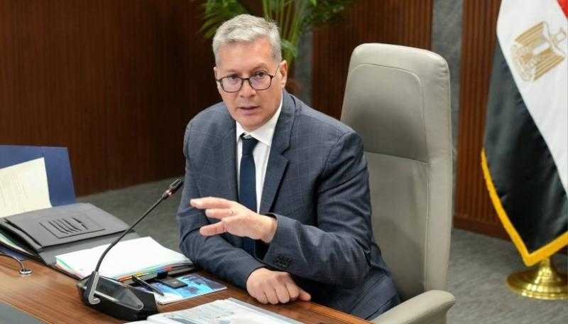 المتحدث باسم وزارة البترول : تسخير كافة الإمكانيات للتعامل مع انقلاب بارج بحري بمنطقة جبل الزيت بخليج السويس