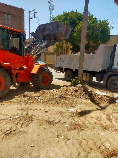 رفع ٣٥٠٠ طن من الأتربة والمخلفات خلال حملات نظافة مكثفة بمدينة إسنا بالأقصر