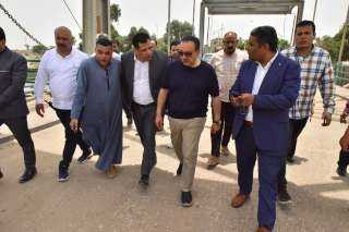 محافظ أسيوط في جولة مفاجئة على كوبري الحواتكة