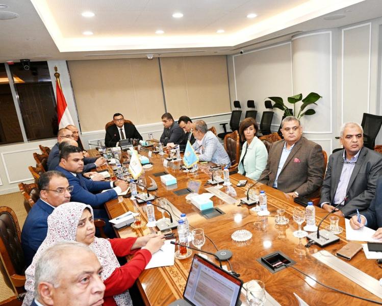 وزير الإسكان يعقد اجتماعاً لمتابعة الموقف التنفيذي لمشروع حدائق تلال الفسطاط
