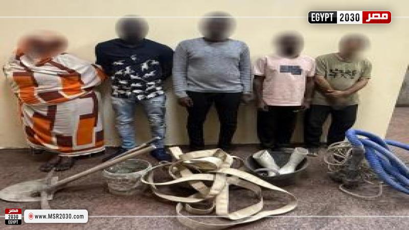 ضبط سيدة و4 أشخاص ينقبون عن الآثار