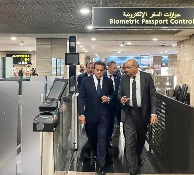 وزيرا الصحةوالطيران المدني يتفقدان عيادات الحجر الصحي بمطار القاهرة الدولي