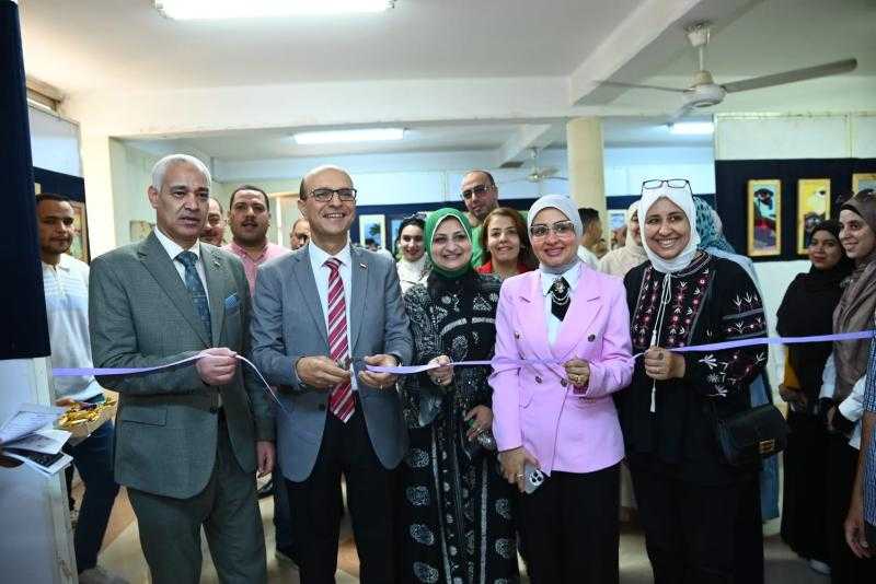 رئيس جامعة أسيوط يفتتح معرضين فنيين لطلاب كلية التربية النوعية تحت عنوان لمسات منسوجة وخيوط من الحضارة