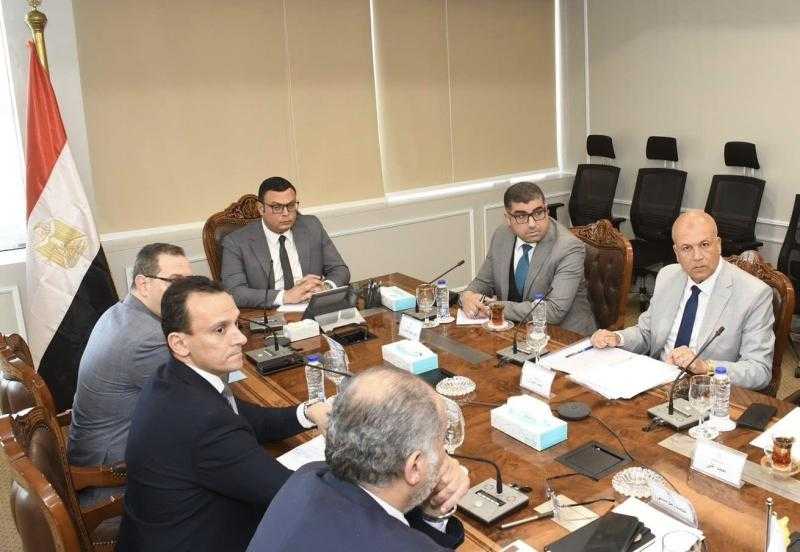 وزير الإسكان يتابع المشروعات التنموية في ”السويس الجديدة”