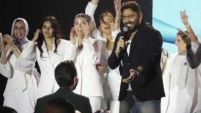 ليلى أحمد زاهر تعبر عن سعادتها بحضور تامر حسني لحفل تخرجها
