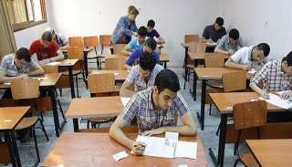 طلاب الثانوية العامة يبدأون امتحاني الكيمياء والجغرافيا