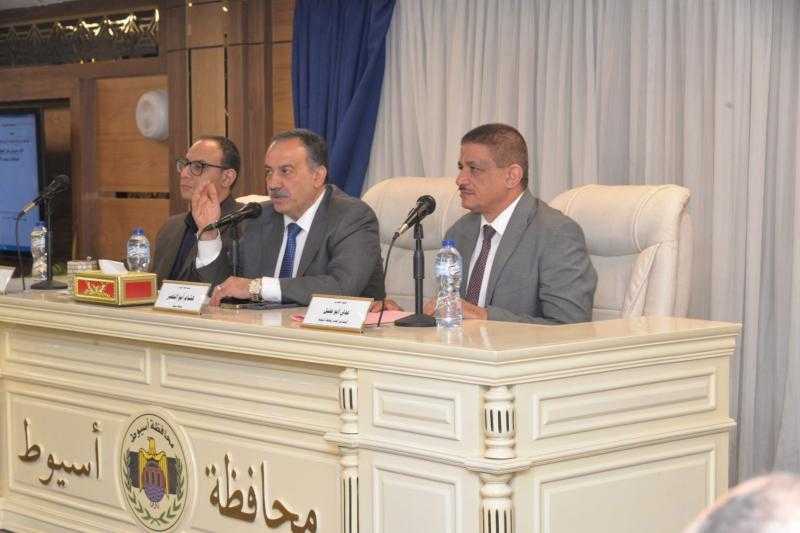 محافظ أسيوط يعلن عن مشروعات تنموية جديدة ويوجه بتطوير المناطق النائية