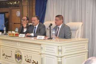 محافظ أسيوط يعلن عن مشروعات تنموية جديدة ويوجه بتطوير المناطق النائية