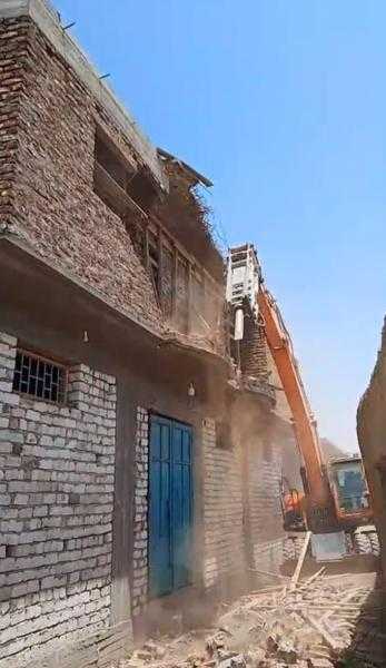 إزالة حالتي بناء مخالف بمنطقتي نجع دنقل والرزيقات بمدينة أرمنت بالأقصر