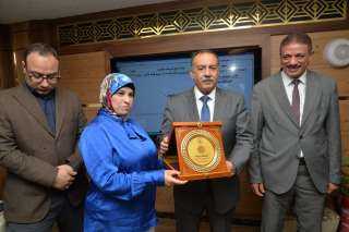 محافظ أسيوط يكرم رئيس حي غرب ومسئولة المشاركة المجتمعية تقديرًا لجهودهما المتميزة في خدمة المواطنين