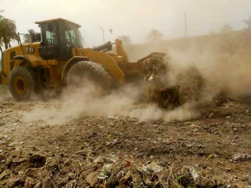 محافظ أسيوط: رفع 150 طن مخلفات وقمامة متراكمة منذ سنوات بطريق المعصرة بمركز الفتح