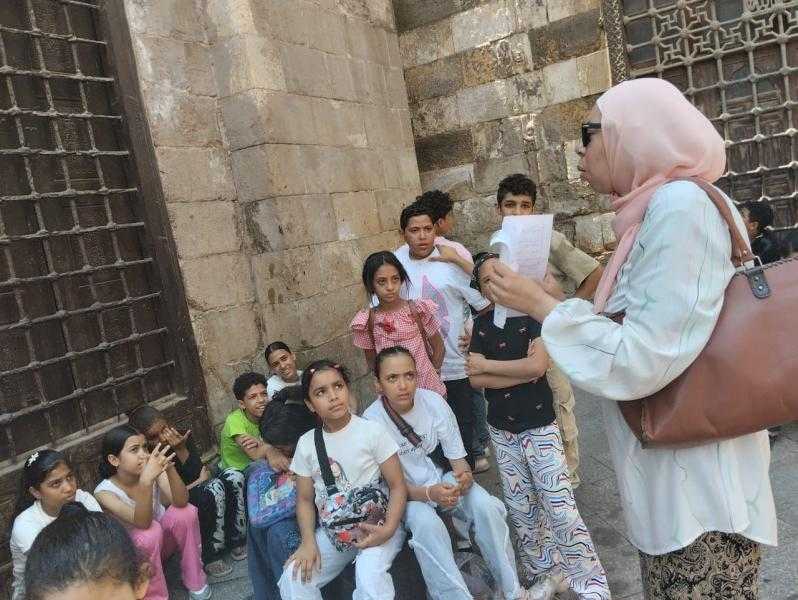 أتوبيس الفن الجميل يصطحب الأطفال في جولة تثقيفية بشارع المعز