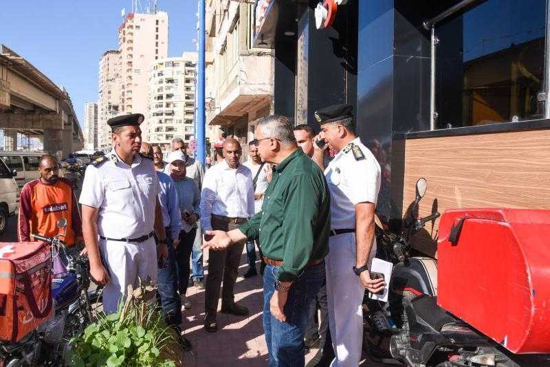 محافظ الإسكندرية يتفقد توسعة الكورنيش ويوجه بإزالة عقار متهالك وتنظيم المعدات على الشواطئ