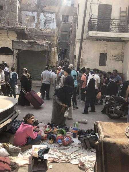 صادر له قرار إزالة ..الحماية المدنية تبحث عن المفقودين فى انهيار عقار السيدة عائشة
