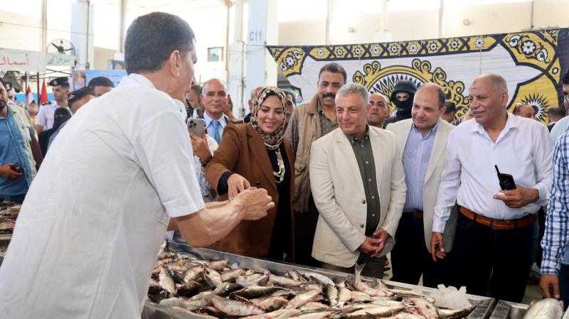 محافظ الإسماعيلية يطلق مبادرة تخفيض أسعار الأسماك أسماك البلد لأهل البلد لتخفيف الأعباء عن المواطنين