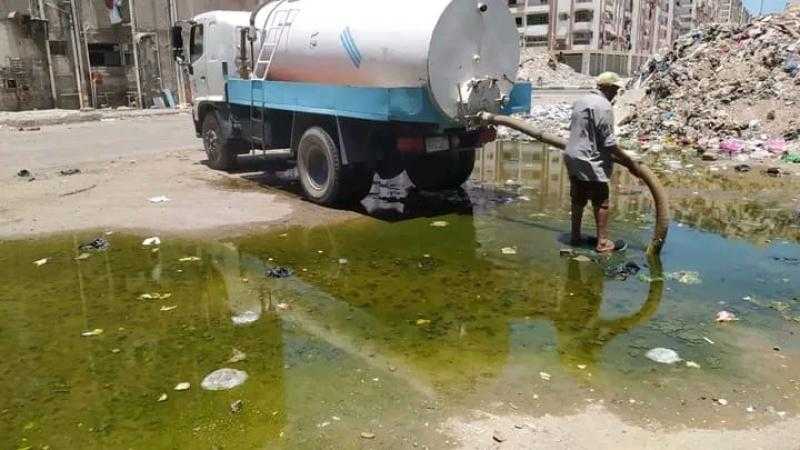 مواصلة أعمال سحب تراكمات مياه الصرف الصحي بحي المناخ ببورسعيد