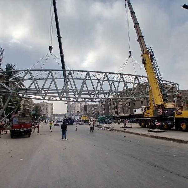 محافظ القليوبية: الانتهاء من تركيب الجسم المعدني لكوبري المشاة الجديد بمحور العصار بشبرا الخيمة