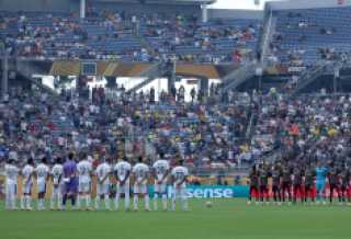 بكاء هستيري لـ ثنائي الهلال السعودي أثناء دقيقة حداد على جوتا قبل مباراة فلومينينسي