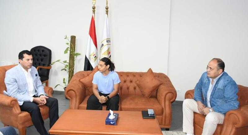 وزير الرياضة يلتقي لاعبة الإسكواش كنزي أيمن لتذليل العقبات الدراسية ودعم مسيرتها الرياضية