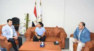 وزير الرياضة يلتقي لاعبة الإسكواش كنزي أيمن لتذليل العقبات الدراسية ودعم مسيرتها الرياضية