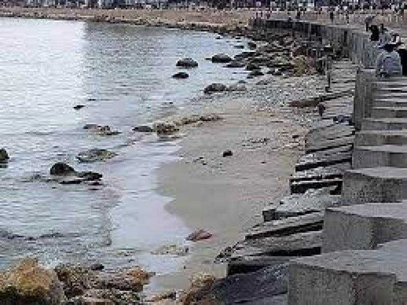 هل انحسار مياه البحر الأبيض المتوسط له علاقة بتسونامي؟.. خبير يرد
