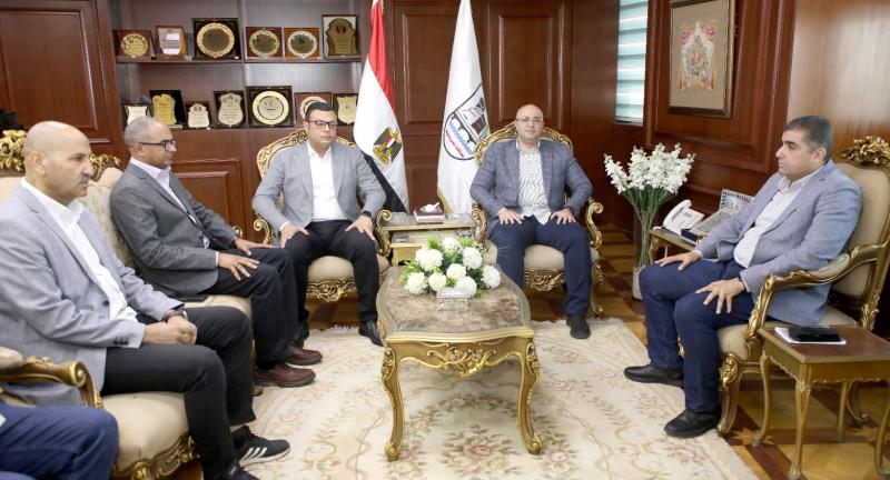 محافظ بني سويف يستقبل وزير الإسكان 
