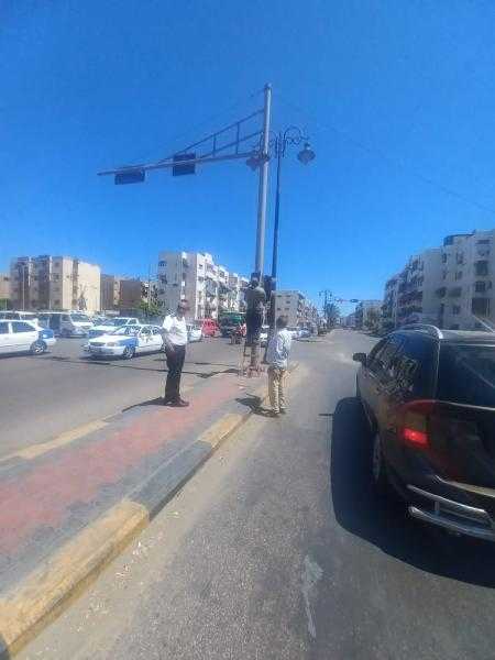 إعادة تشغيل الإشارة المرورية بتقاطع شارعي النصر و٢٣ ديسمبر لتنظيم الحركة ببورسعيد