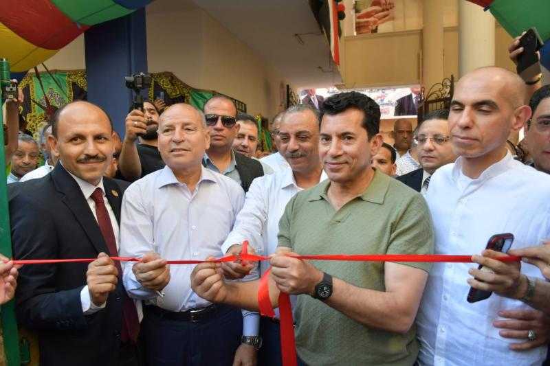 وزير الرياضة ومحافظ القاهرة يفتتحان الملعب الخماسي بمركز شباب شبرا مصر