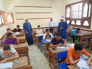 رئيس قطاع المعاهد الأزهرية يتفقد امتحان الرياضيات التطبيقية للقسم العلمي