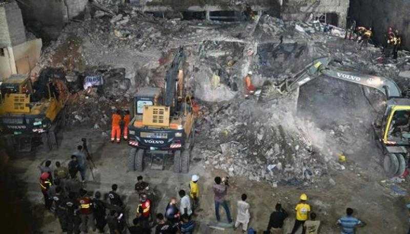 27 قتيلًا في انهيار مبنى بكراتشي الباكستانية