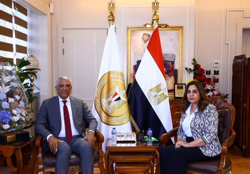 وزيرة التنمية المحلية تلتقي وكيل لجنة الإدارة المحلية بالنواب
