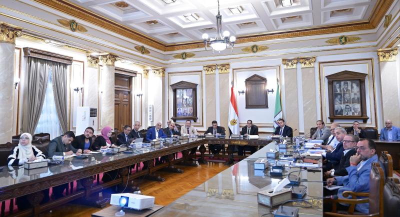 رئيس جامعة القاهرة يترأس اجتماع لجنة المنشآت الجامعية لمتابعة تنفيذ المشروعات الإنشائية الجاري تنفيذها بالجامعة