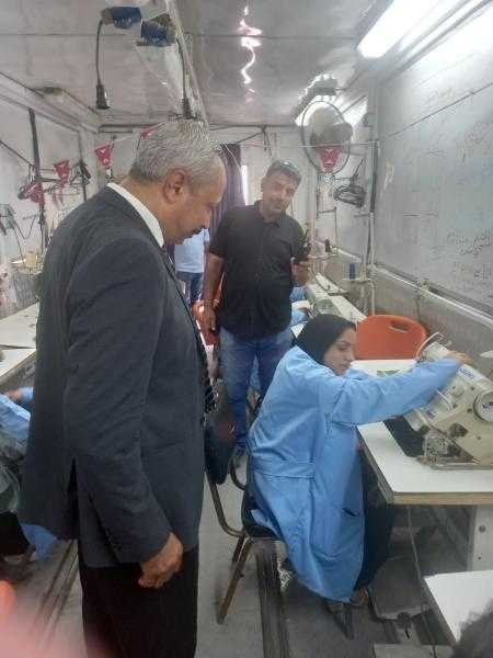 مديرية العمل بأسيوط تنفذ دورة تدريبية لأعمال الخياطة بالوحدة المتنقلة بمدينة أبوتيج