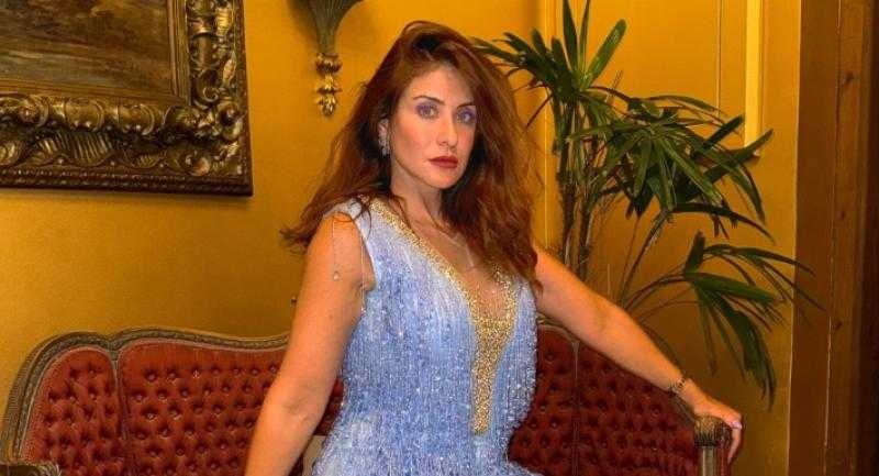 هيدي كرم تتألق بإطلالة صيفية جديدة